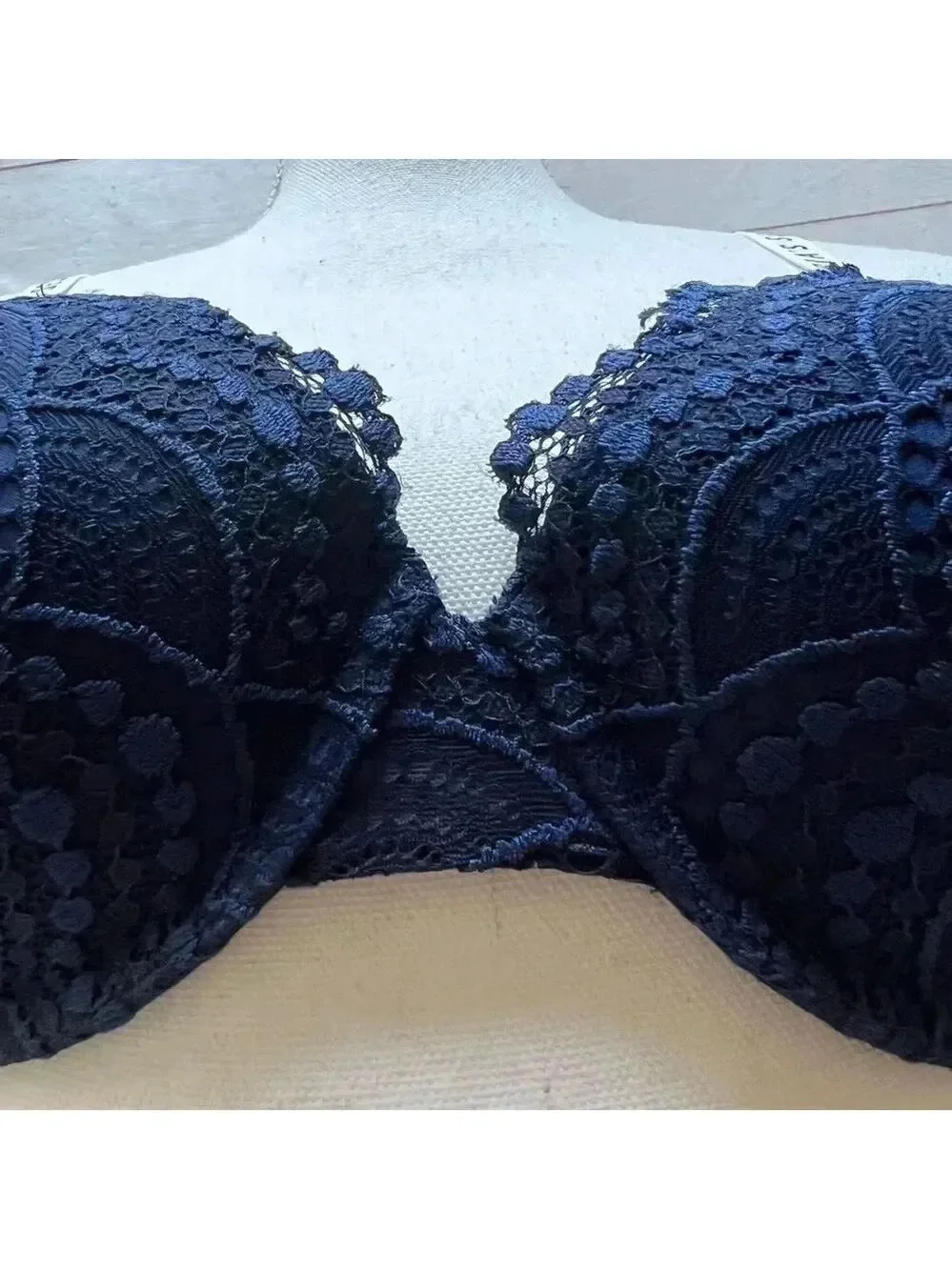 Victoria Secret T-shirt push-up full coverage navy blue  Bra 36B crochet girl